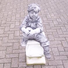 Zittend jongetje 4449