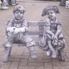 Meisje & jongen op bankje 4450