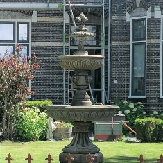 Oud roestlook fontein leeuwenkoppen