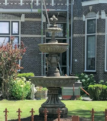 Oud roestlook fontein leeuwenkoppen