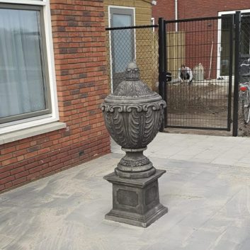 Vaas met deksel op sokkel - Afbeelding 2