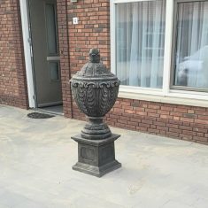 Vaas met deksel op sokkel