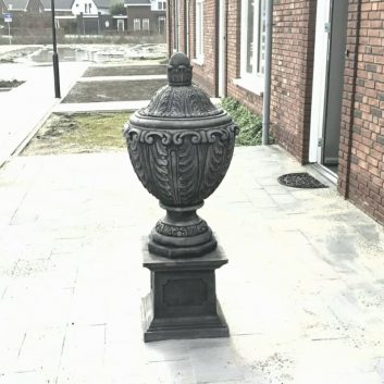 Vaas met deksel op sokkel - Afbeelding 3