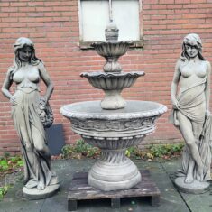 AANBIEDING Renaissance fontein met 2 tuinbeelden dames