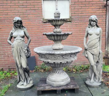 AANBIEDING Renaissance fontein met 2 tuinbeelden dames
